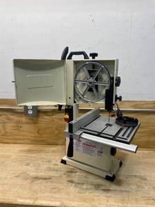 lot 32 image: SHOP FOX 9 in. Benchtop Bandsaw