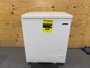 lot 17 image: MAGIC CHEF 5.0 cu. ft. Chest Freezer in White