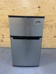 lot 18 image: MAGIC CHEF 3.1 cu. ft. Mini Fridge in Stainless Look