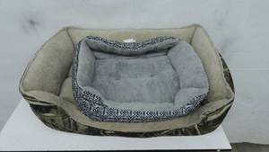 lot 5 image: 2 Dog Beds