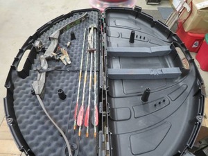 lot 1 image: HOYT BOW IN FLAMBEAU HARD CASE