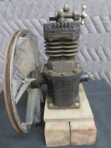 lot 33 image: VINTAGE CAST IRON PUMP