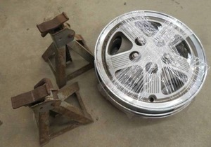 lot 64 image: 2 JACK STANDS AND HUBCAPS
