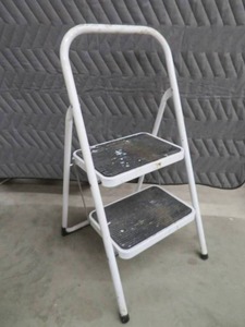 lot 75 image: STURDY STEP STOOL