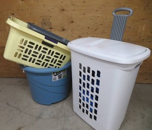 lot 85 image: STERILITE LAUNDRY BASKET  ROLLING HAMPER PLUS