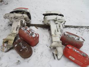 lot 90 image: 2 25HP MOTORS WITH GAS TANKS