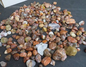 lot 91 image: POLISHED AGATES