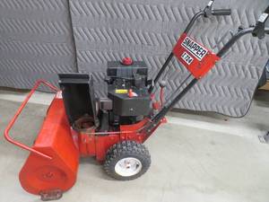 lot 8 image: SNAPPER I 724 SNO BLOWER