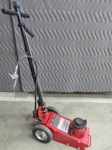 lot 10 image: STRONGWAY 35 TON AIR  HYDRAULIC JACK
