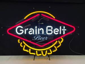 lot 66 image: Grain Belt Beer bottle cap neon, looks new