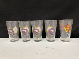 lot 126 image: Lot of 5 MN Vikings, U of MN hockey pint glasses
