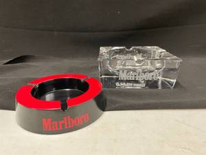lot 190 image: Marlboro crystal ashtray with 4 plastic ashtrays