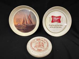 lot 260 image: Lot of 2 plastic beer trays Miller and Schlitz, and 1 Old Milwaukee Frisbee