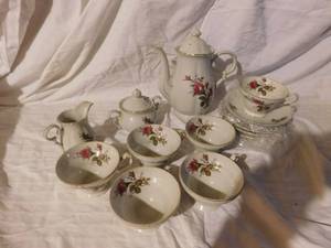 lot 200 image: Tea set