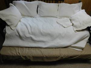lot 366 image: Day bed