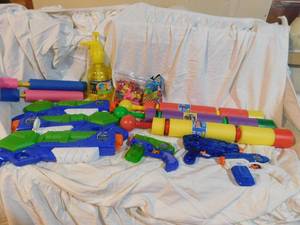 lot 349 image: Assortment of water squirt guns, 2 bags of water balloons and pump for water balloons
