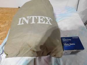 lot 115 image: Air mattress with pump