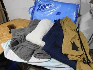 lot 86 image: Box of bedding and curtains