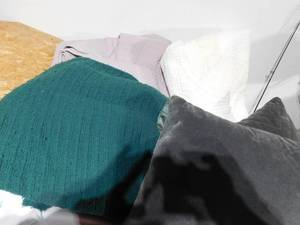 lot 85 image: Box of bedding