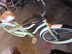 lot 391 image: Huffy Cranbrook womens bike