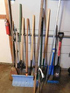lot 393 image: Lot of yard tools