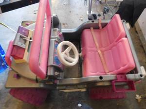 lot 395 image: Power wheels girl jeep