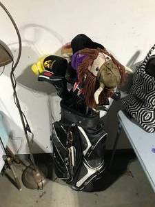 lot 122 image: golf clubs in bag and acessaries