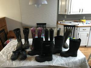 lot 326 image: 6 pairs of boots and 1 set of crock shoes