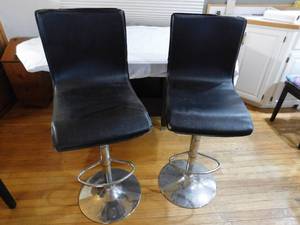 lot 150 image: 2 stools with metal base