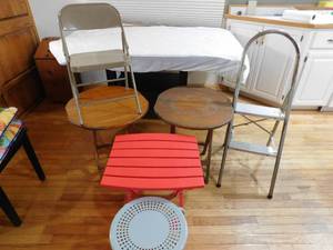 lot 292 image: 2 fold up tables, 1 step ladder, I small metal table and kids metal chair