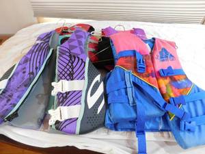 lot 124 image: 4 kids life jackets