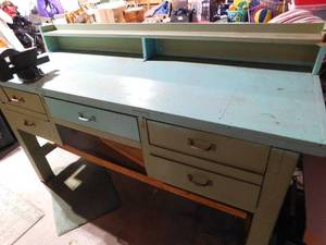 lot 144 image: Work bench w drawers and Craftsman vice