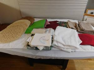 lot 319 image: Hand emobroiderd pillow cases, placemats, table cloths and towels