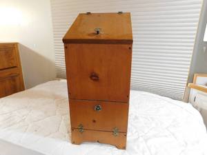 lot 308 image: Wood potatoe bin