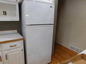 lot 297 image: Whirlpool refrigator with automatic ice maker