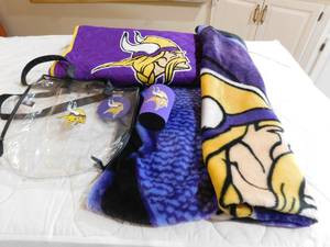 lot 287 image: Minnesota Vikings football chair cover, throw blanket, cup, bag & Koosey