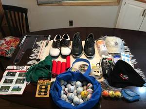 lot 153 image: Bag of golf items