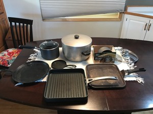 lot 258 image: Large and small kettle, burger press and 4 cast iron skillets