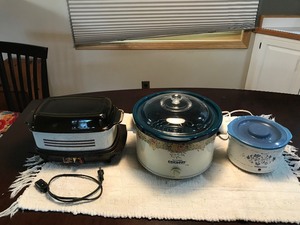 lot 253 image: Small, medium and large crock pots