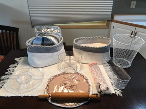 lot 255 image: Vintage wood rolling pin, pie crust set, cake & pie pans, 3 baskets