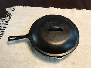 lot 283 image: Lodge cast iron pan with lid