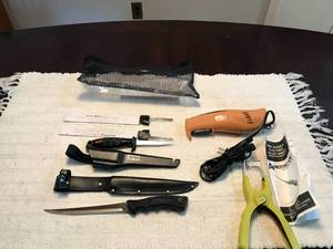 lot 289 image: 2 fillet knives and 1 electric fillet knive
