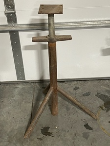 lot 8 image: Adjustable Jack Stand