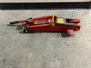 lot 39 image: 2 Ton Floor Jack