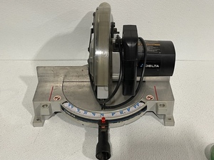 lot 64 image: Delta 10 Compound Miter Saw