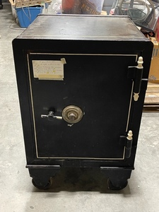 lot 34 image: Vintage Safe