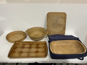 lot 49 image: Pampered Chef Stoneware Set
