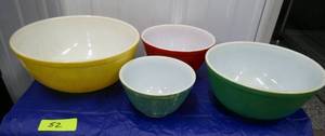 Vintage Pyrex bowls set