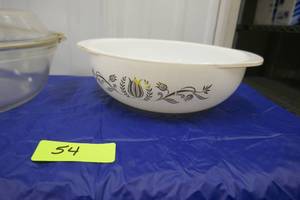 2 Vintage Pyrex casserole dishes, one covered