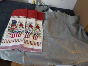 Viedouce Apron and 3 Hanging Towels...